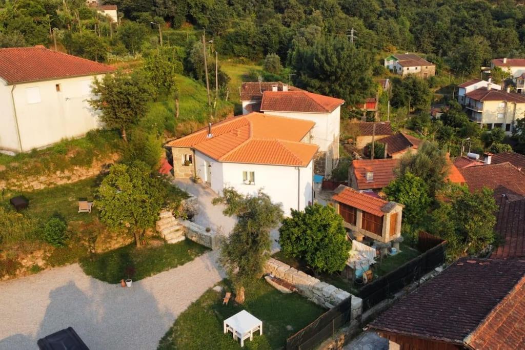A Casa Com 2 Pereiras Bed and Breakfast Terras de Bouro Eksteriør billede